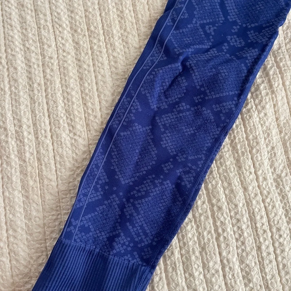 Lululemon Ebb To Street Pants Womens Heather Sapphire Blue Seamless Snakeskin